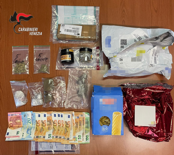 CAVALLINO-TREPORTI (VE): GLI CONSEGNANO UN PACCO CON LA DROGA DENTRO E ASSIEME AL CORRIERE TROVA I CARABINIERI